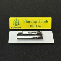 Mặt sau của bảng tên được gắn ghim cài