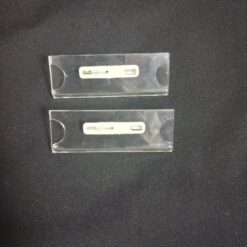 Bảng tên mica mặt sau gắn ghim cài