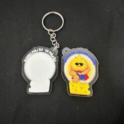 Hình nhân vật màu vàng đứng trên miếng phô mai