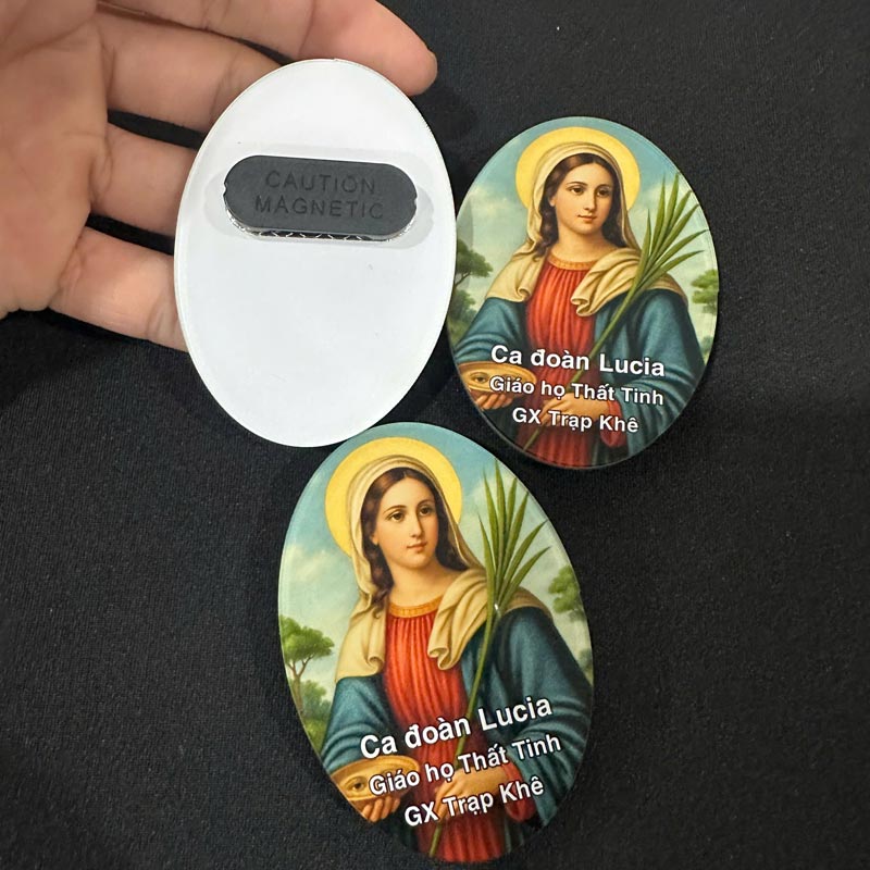 huy-hieu-mica-gan-nam-cham-lam-theo-yeu-cau