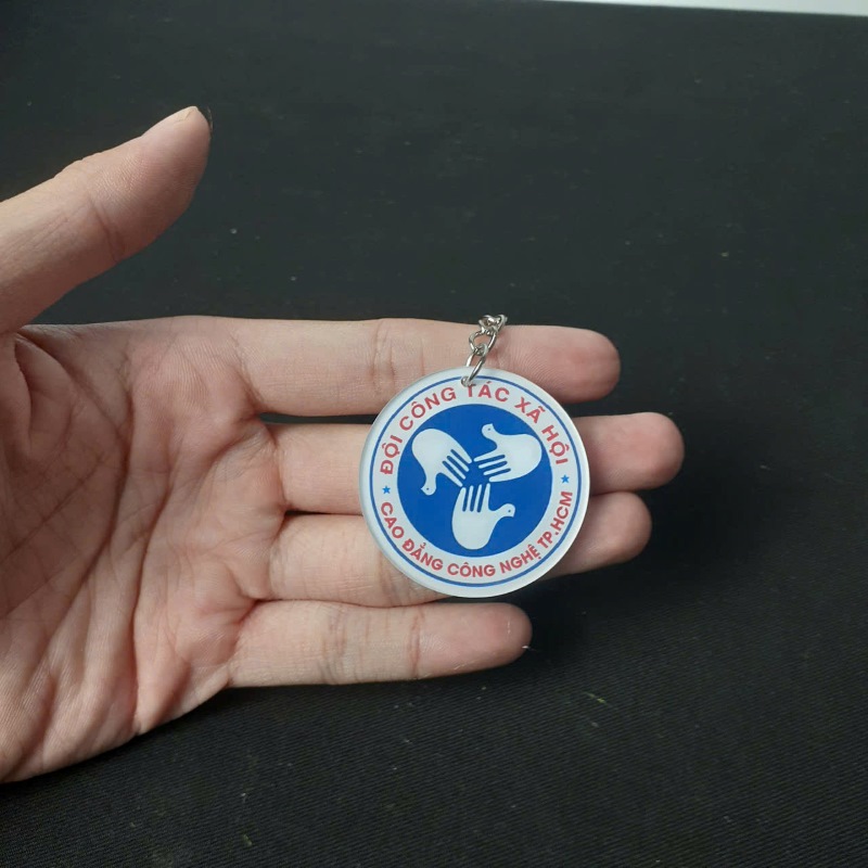 Móc khóa được in từng chữ và màu sắc nét, rõ ràng