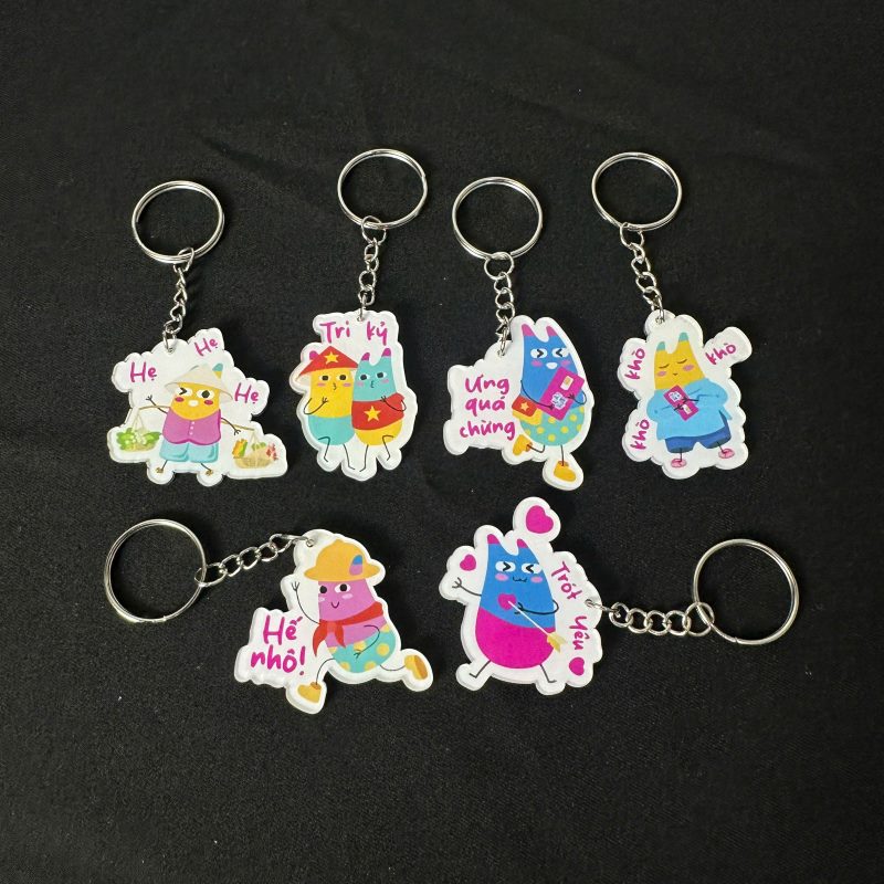 moc-khoa-mica-da-dang-mau-sac-nhan-vat Xưởng in móc khóa giá rẻ