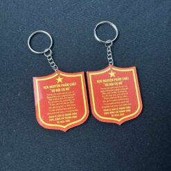 Móc khóa mica hình khiên đỏ in thông điệp quà tặng kỷ niệm 2026