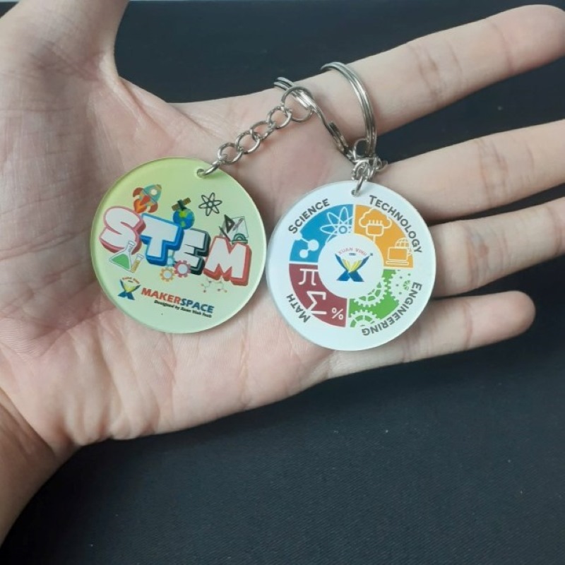 Móc khóa mica in hai mặt, một mặt logo STEM và một mặt biểu tượng và tên môn học