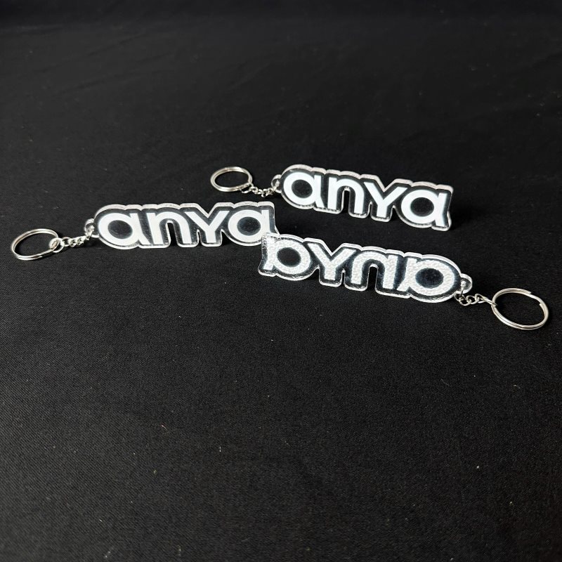 Móc khóa in UV dòng chữ anya