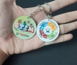 Mẫu móc khóa thiết kế rõ nét, phù hợp làm quà tặng Móc khóa mica in hai mặt, một mặt logo STEM và một mặt biểu tượng và tên môn học