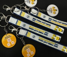 Móc khóa mica được gắn nhiều charm Xưởng in keyring theo yêu cầu