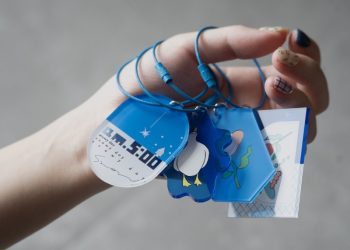Móc khóa mica dạng vòng tay